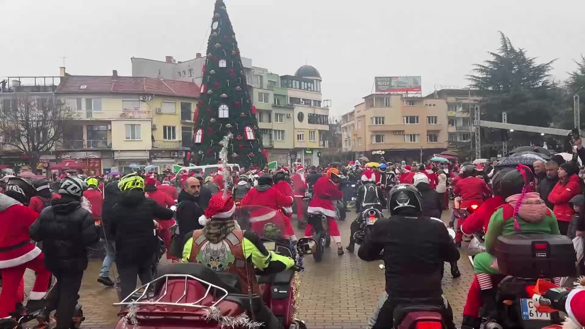 300 мотористи в коледни костюми изпълниха улиците на Казанлък
