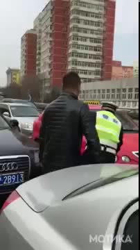 Ненормален шофьор срещу ненормални полицаи в Китай