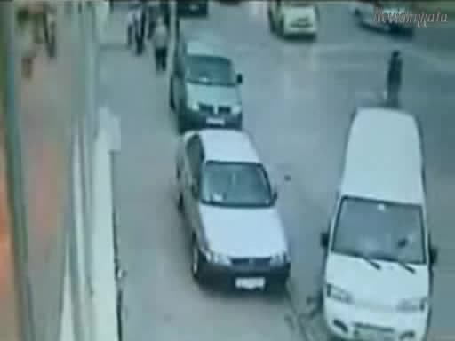 Уникат - Кола Блъска Жестоко Мъж А Той Става И Си Продължава!