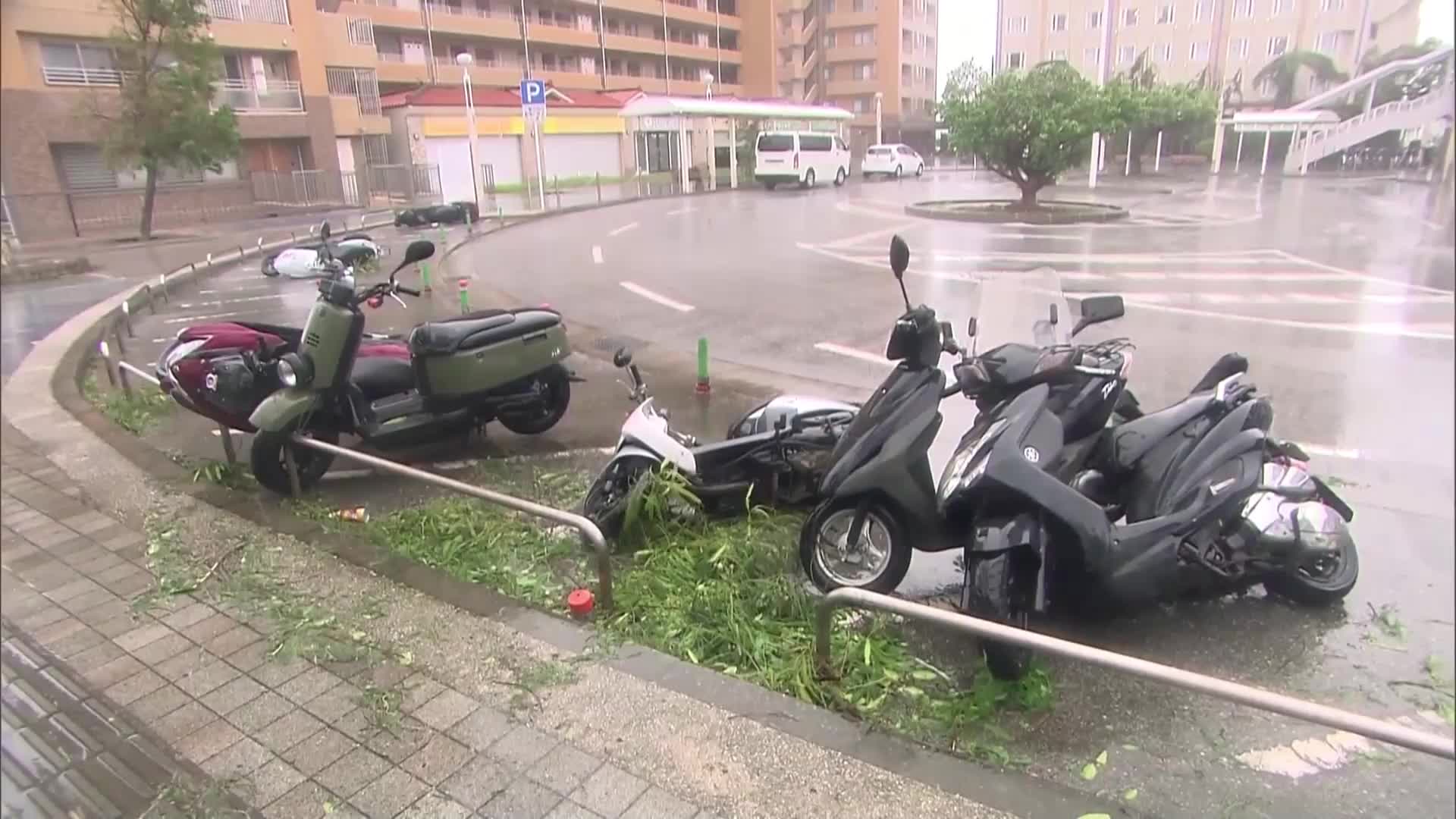 Мощен тайфун удари Япония, има жертва и ранени