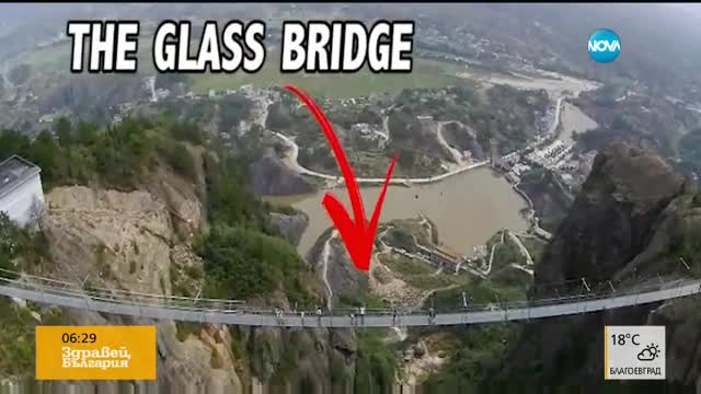 Комично преминаване по най-дългия стъклен мост в света