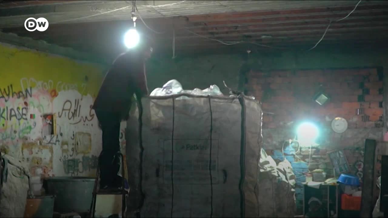 Турция: хората, които събират боклук, за да оцелеят