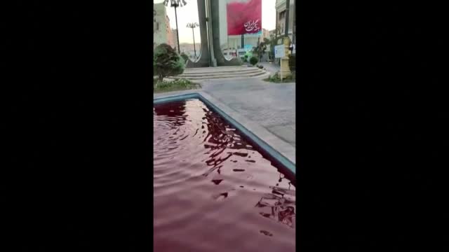 Протестиращи оцветиха водите на фонтани в Техеран в кървавочервено