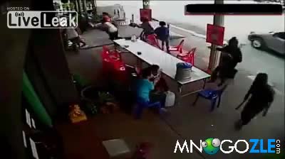 Магазинер съсипва банда крадци много яко.