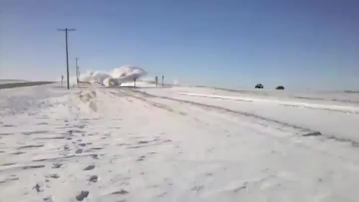 Чистене на линии от снежни преспи в Канада!