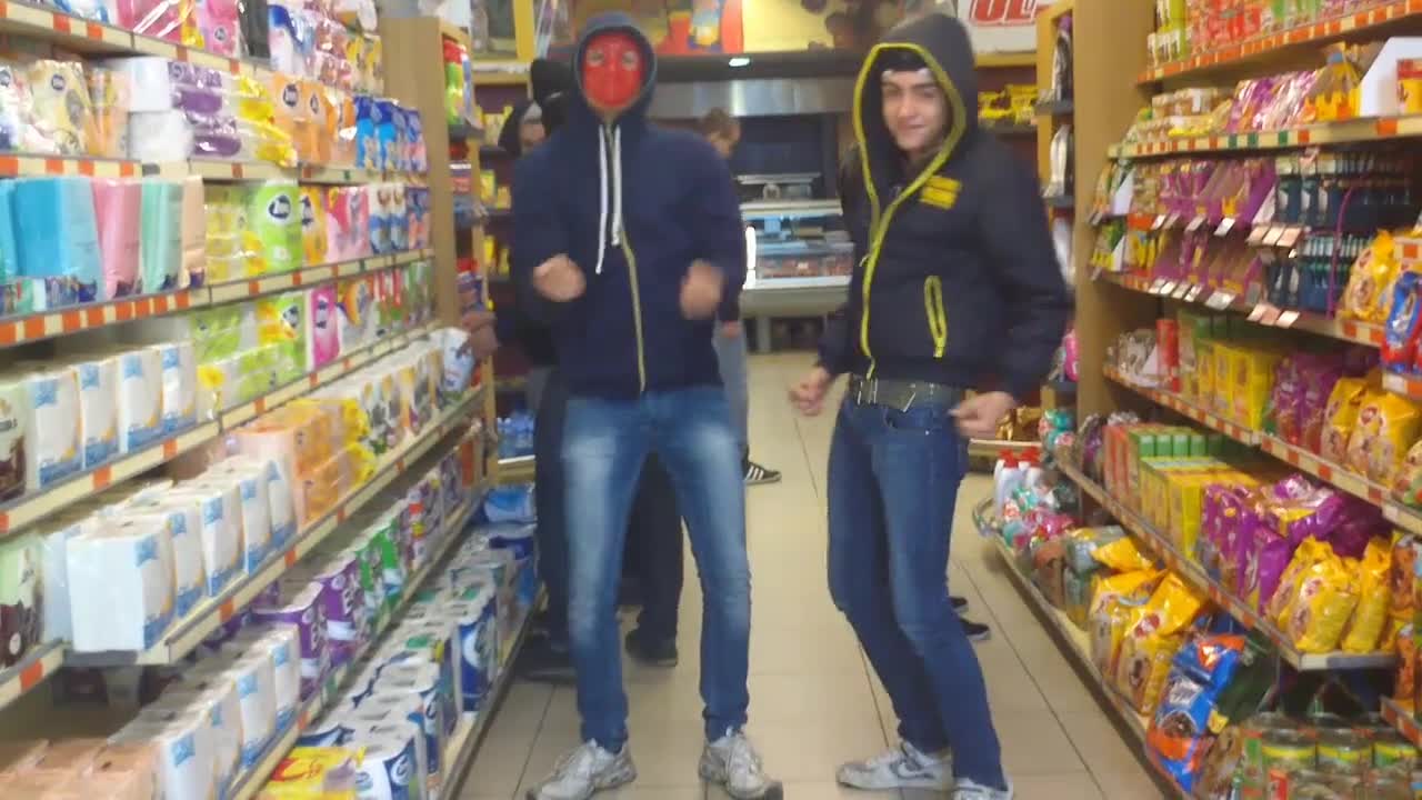 Българи избухват в супермакет стил Harlem Shake