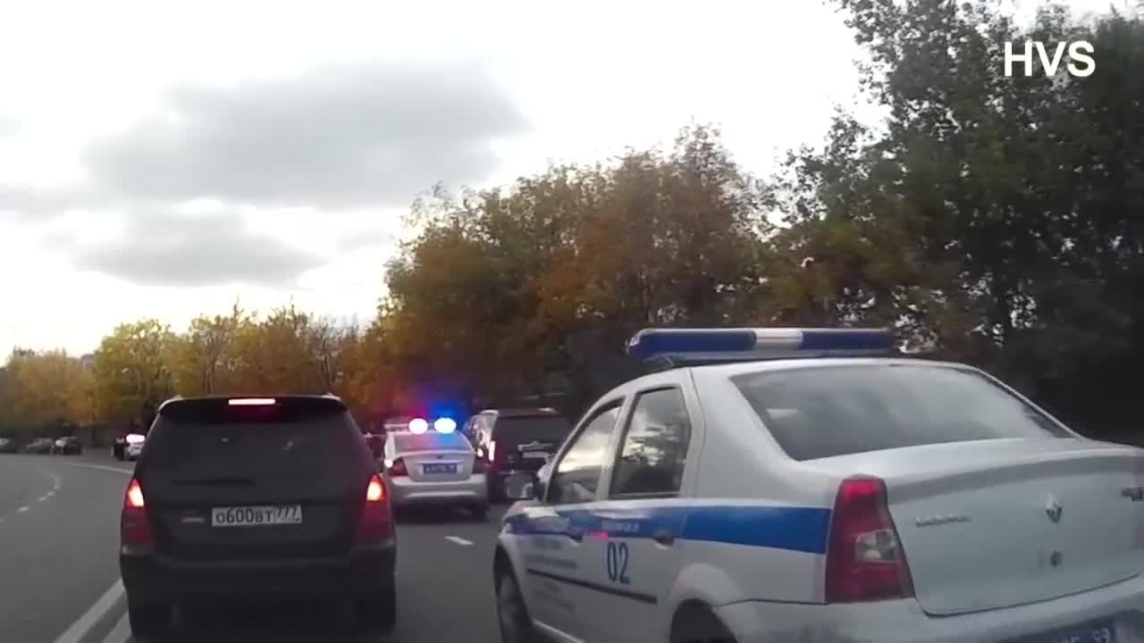 Задържане на свадбен кортеж за стрелба на пътя .