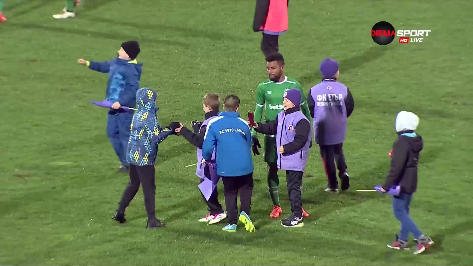 Деца "нападнаха" с камери звездите на Лудогорец