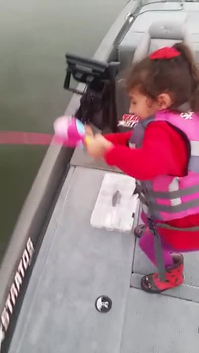 Радостта на едно дете, когато хване риба !