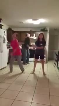 Баща прави видео шега на дъщерите си!