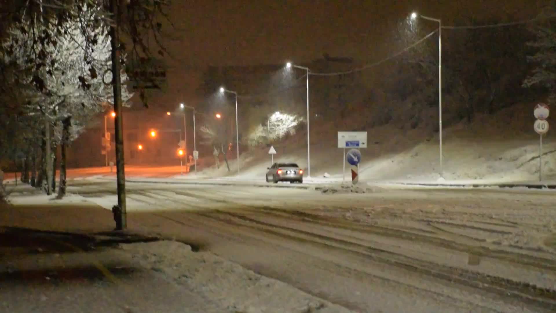 Нощно снегонатрупване и опасно заледяване в Разград!