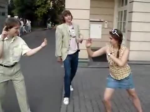Момиче се мисли за нинджа