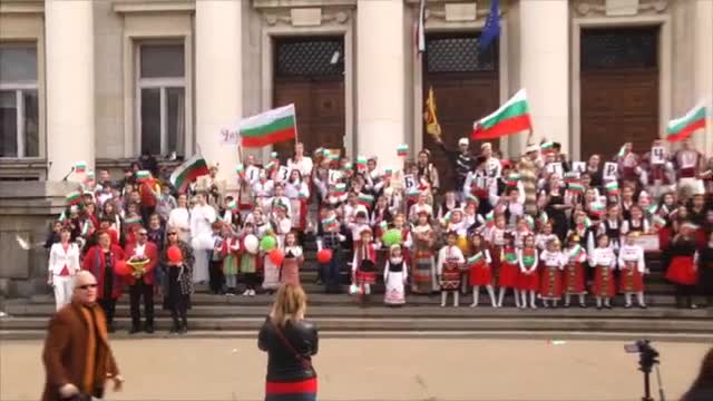200 деца в народни носии пяха „Питат ли ме де зората“