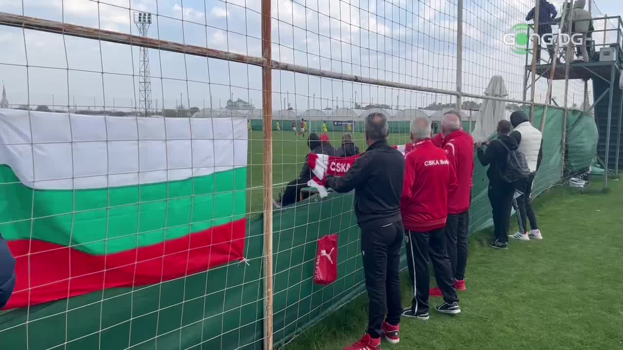 Фенове на ЦСКА гледат контролата с Астана