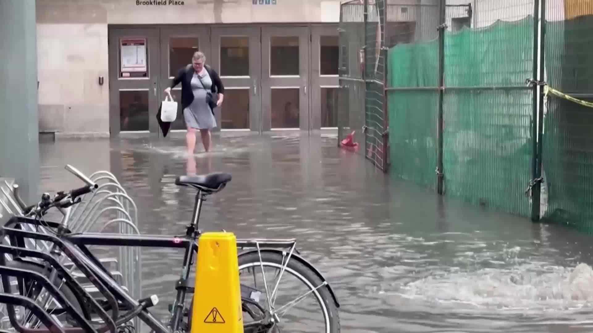 Порои превърнаха улиците на Торонто в реки (ВИДЕО)
