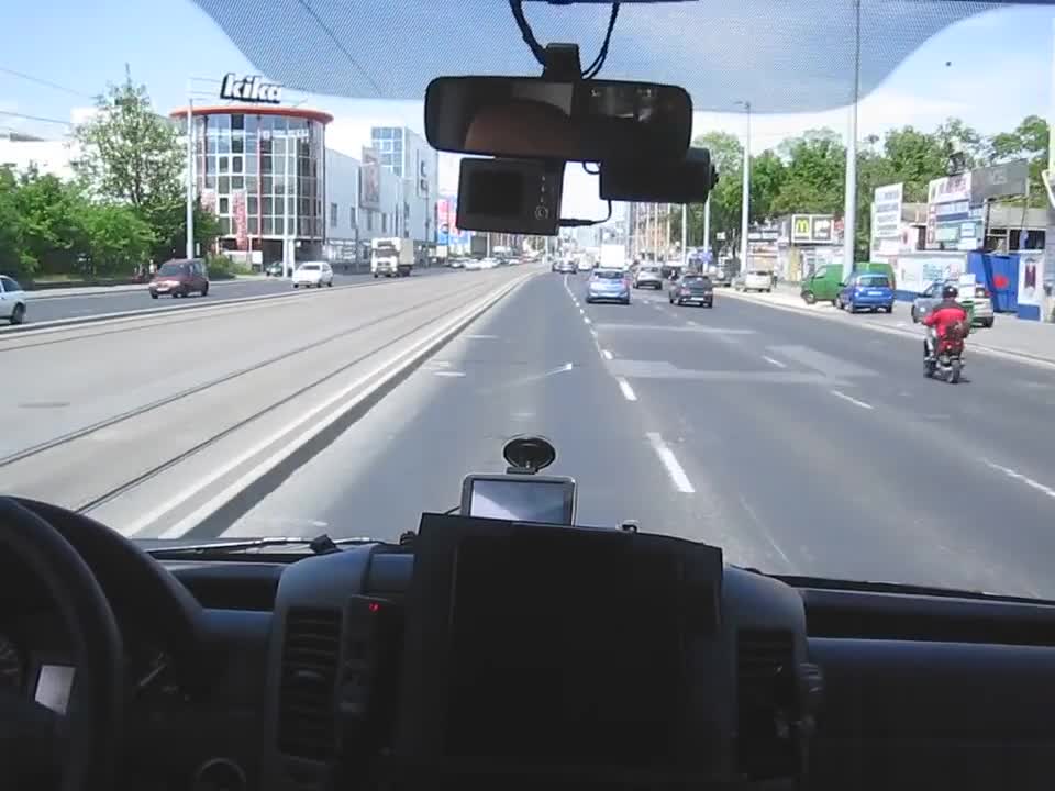 Унгарски шофьор на линейка заснема с камера по какъв начин се кара в спешен случай