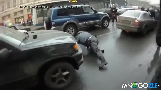 Протестант се гаври с руски полицай