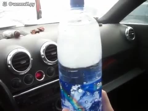 Вода в бутилка замръзва пред очите ви