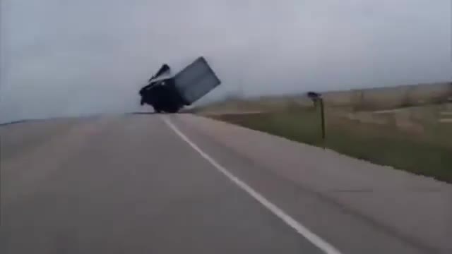 Вижте каква маневра направи този Шофьор секунда преди да се обърне!