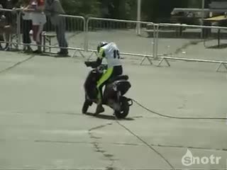 Идиот не може да подкара скутер..падане след падане :d 