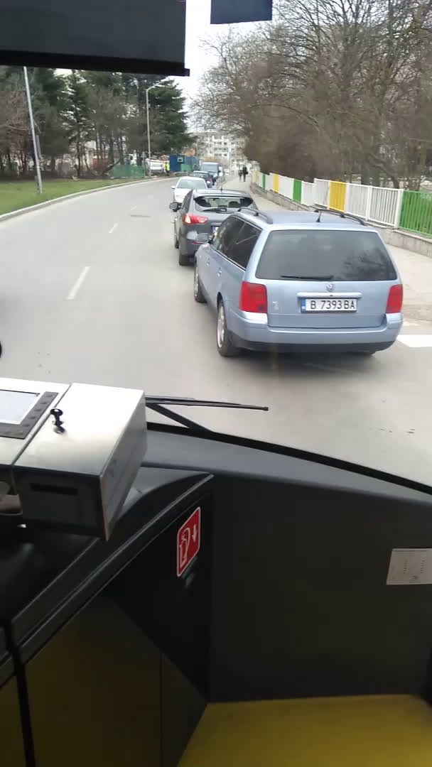 Двупосочна улица в едното платно