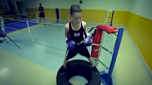 8-годишно момче показва изключителни боксьорски умения