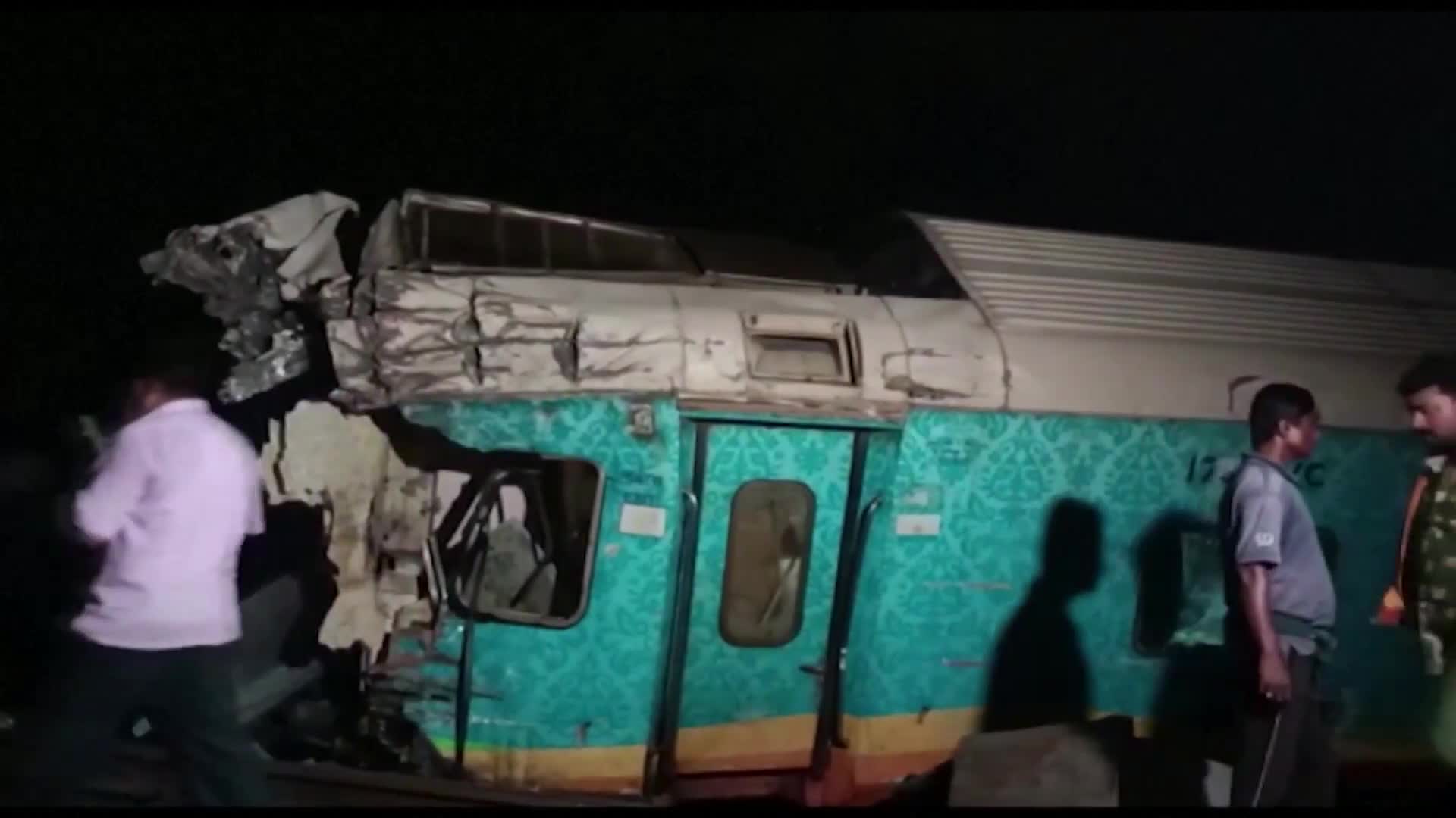 Два влака се сблъскаха в Индия, има 70 загинали и 500 ранени