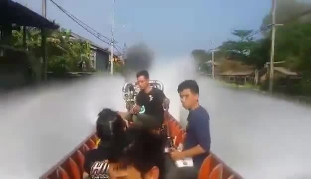 Малка лодка чудовищно голям мотор се изстрелва ,като драгстер е във водата !