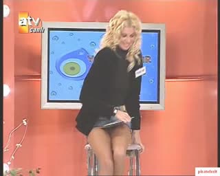 Опааа Какво Се Крие Под Полата