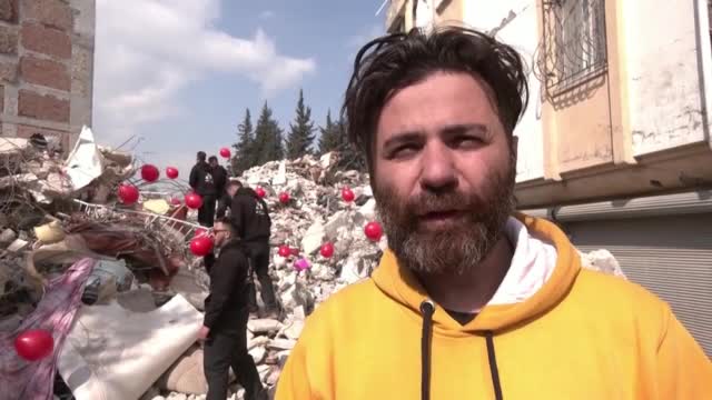 Вързаха цветни балони на лобните места на деца сред руините в Турция (ВИДЕО)