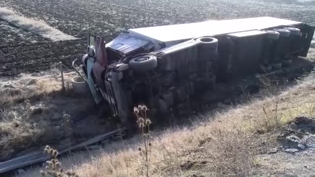 Тир с плодове се обърна край Радомир