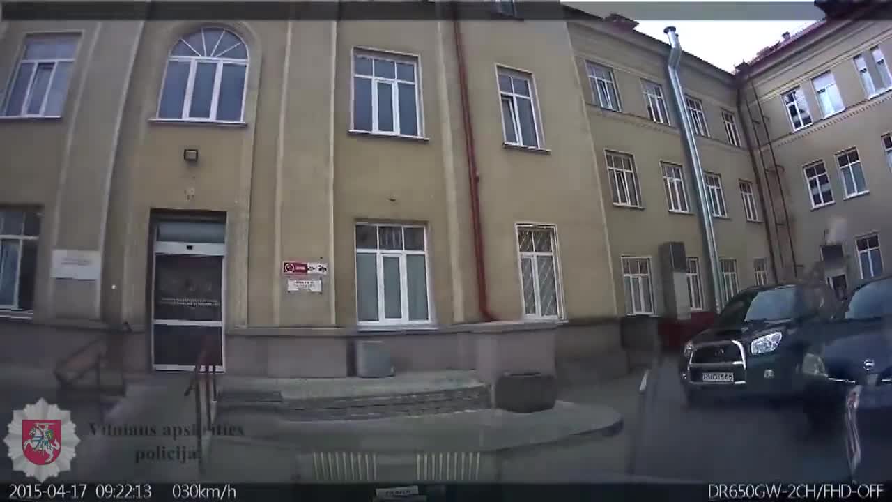 Kакво направиха тези полицай, които преследваха джип, за да го спрат за превишена скорост!