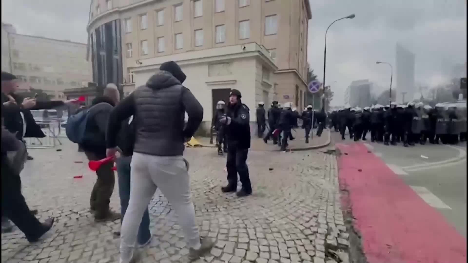 Полски фермери влязоха в сблъсъци с полицията край сградата на парламента