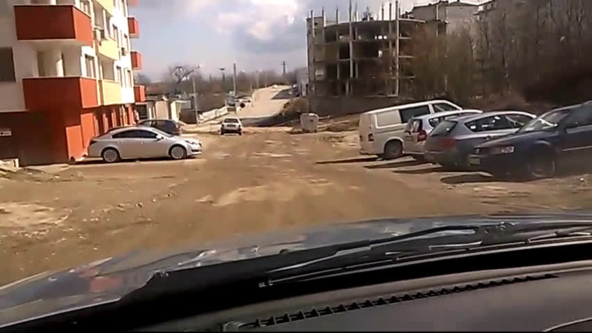Улица или черен път?