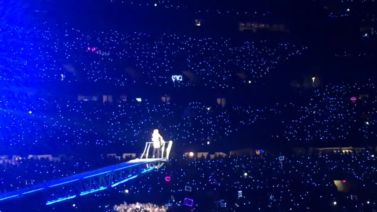 Страхотно изпълнение на живо от Чикаго! Taylor Swift - Fifteen