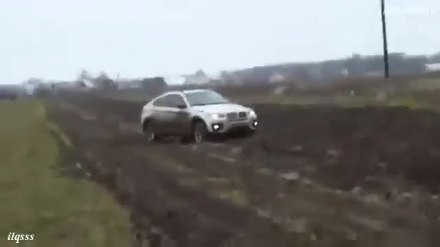 Руснаци сравняват Bmw X6 срещу Лада Нива на прясно орана кална нива - Яко
