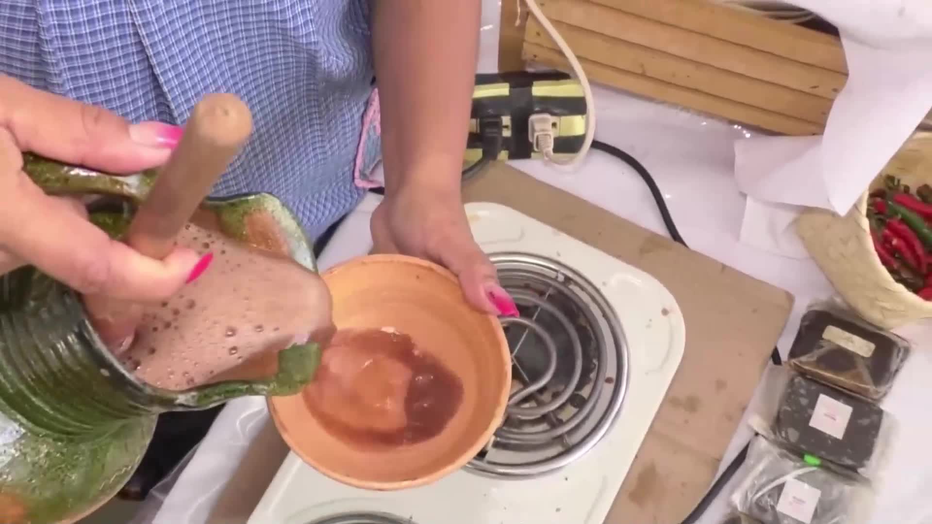 Яйца от насекоми със специален сос – хит на мексикански кулинарен фест