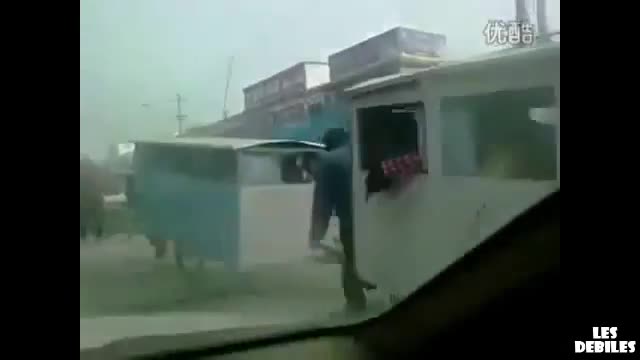 Ето как някой хора пътуват с автобус!