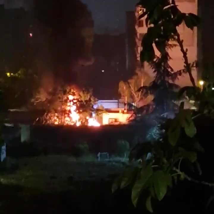 Камион и лек автомобил изгоряха при пожар във Варна