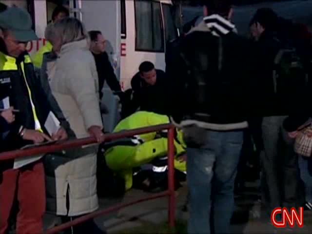 Човек припада след силно заметресение (на живо)
