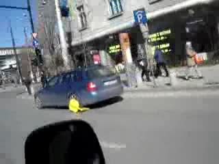 Мъж Кара Със Скоба