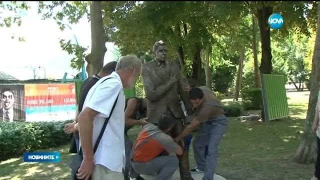 Монтираха скулптурата на Георги Калоянчев в Бургас
