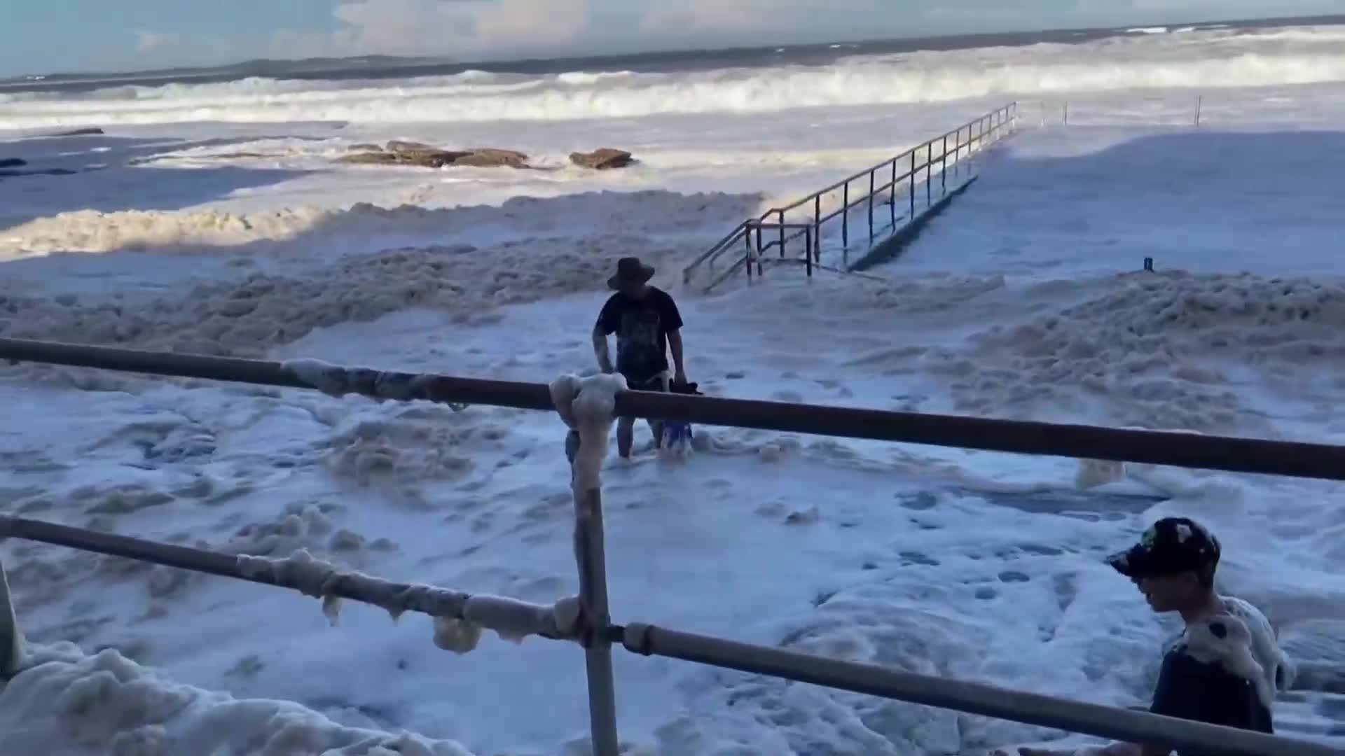 Гъста морска пяна покри плаж край Сидни (ВИДЕО)