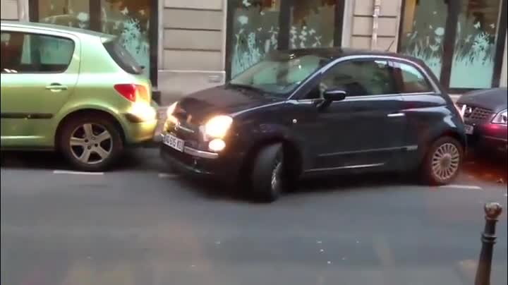 >Жена паркира перфектно колата си , заслужава аплодисменти!