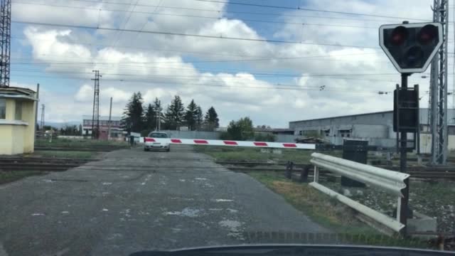 Кола минава при спусната бариера