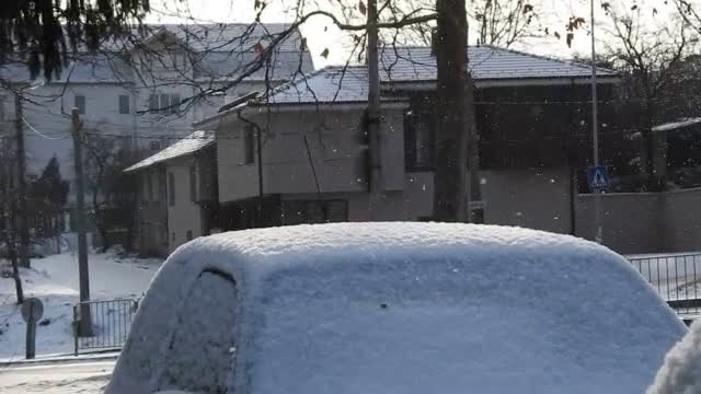 Сняг прехвръква от студ!
