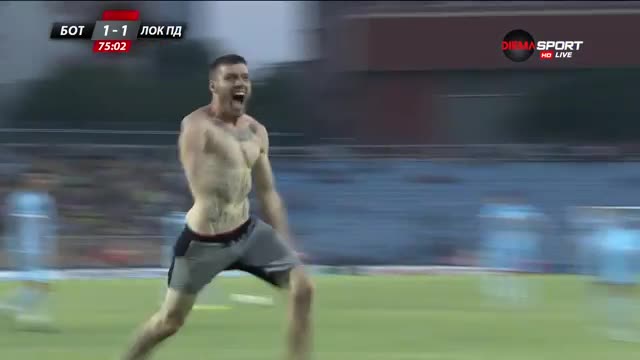 Фен нахлу на терена след изравнителния гол на Ботев