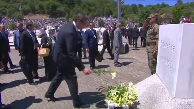 В Сребреница хвърлиха камъни по сръбския премиер