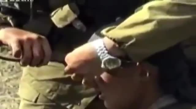 Руски спецназ войник с куршум в челото, който му го изваждат с клещи!