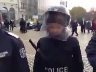 Колко мила полицайка!
